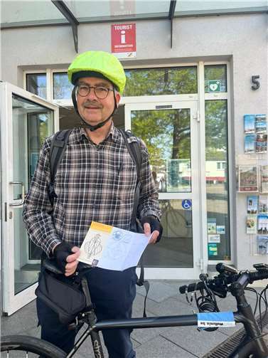 Den ersten Pilgerstempel erhielt Thomas Müller.  Foto: Lisa Althoff