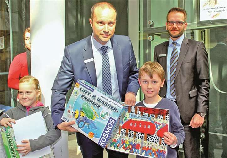 Den ersten Platz bei den Gewinnern aus den ersten und zweiten Klassen belegte Philipp Schwarzer von der KGS Wormersdorf mit seinem Bild „Bahnhof - auf den Weg ins Kino“. Seinen Preis erhielt er von Peter Bürvenich (l.), Bereichsleiter für Privatkunden der Raiffeisenbank Rheinbach Voreifel e.G.