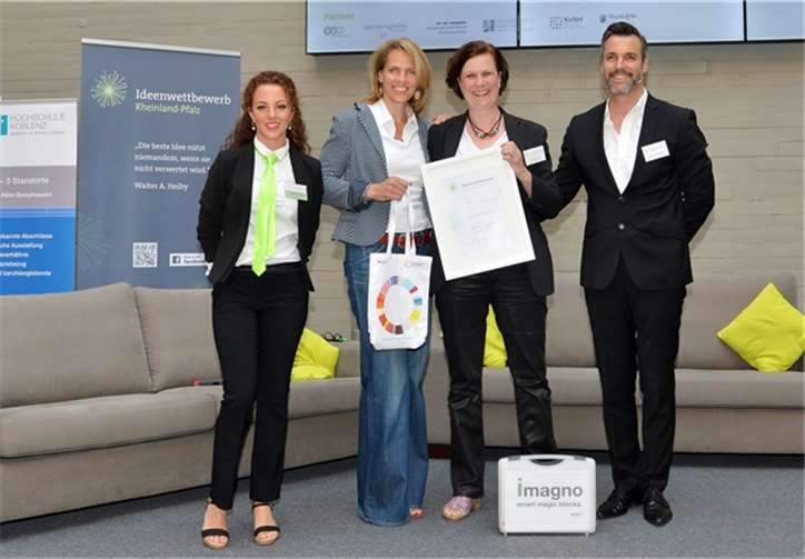 Den ersten Platz gewannen Anissa Wagner und Kerstin Rudat für ihr innovatives Spielzeugkonzept. Von links: Josephine Thome, Anissa Wagner, Kerstin Rudat, Mathias Wollweber.