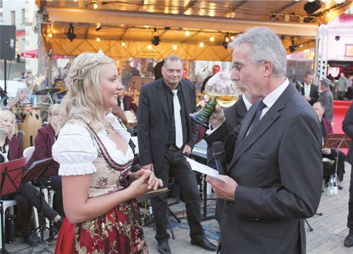 Den ersten Schluck aus ihrem Glas offerierte die Weinkönigin dem Stadtbürgermeister.