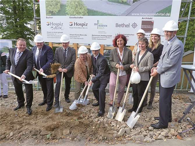 Den ersten Spatenstich vollzogen Initiatoren und Unterstützer am Dorotheenweg neben dem Krankenhaus.