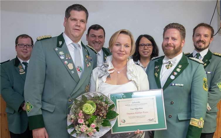 Den erstmals vergebenen Thomas-Köhler-Preis für herausragende Jugendarbeit nahm Diözesankönigin Helga Klein aus den Händen von Diözesanjungschützenmeister Michael Doppelfeld entgegen.