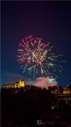 Den farbenfrohen Höhepunkt der Kirmes setzt am Montag um 22 Uhr ein Feuerwerk über dem Schloss und der Stadt.