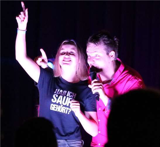 Den feierwütigen Fan, den er auf die Bühne holte, konnte Tobee leicht an dem Shirt erkennen, das mit einer seiner Liedzeilen aus dem Hit „Saufi“ bedruckt war. Foto: LFR