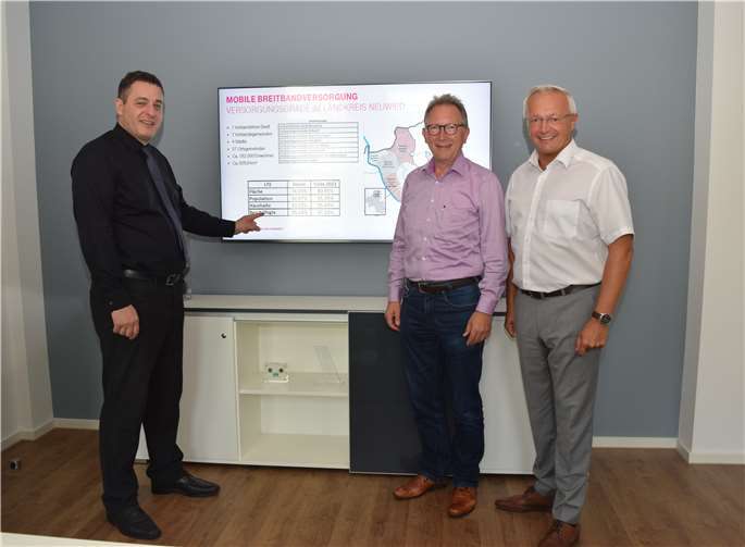 Den flächendeckenden Ausbau der Mobilfunkversorgung hat der Neuwieder Landrat Achim Hallerbach (rechts) zur Chefsache erklärt und traf sich aktuell mit Frank Harksel (links) von der Deutschen Telekom und dem Bundestagsabgeordneten Erwin Rüddel, der sich in Berlin beim zuständigen Ministerium für Verkehr und digitale Infrastruktur für das Thema Telekommunikation stark macht.Foto: privat