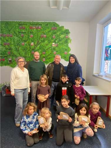 Den fleißigen Glücksfeen dankte der Verschönerungsverein zum Abschluss mit einer kleinen Überraschungstüte Foto: privat