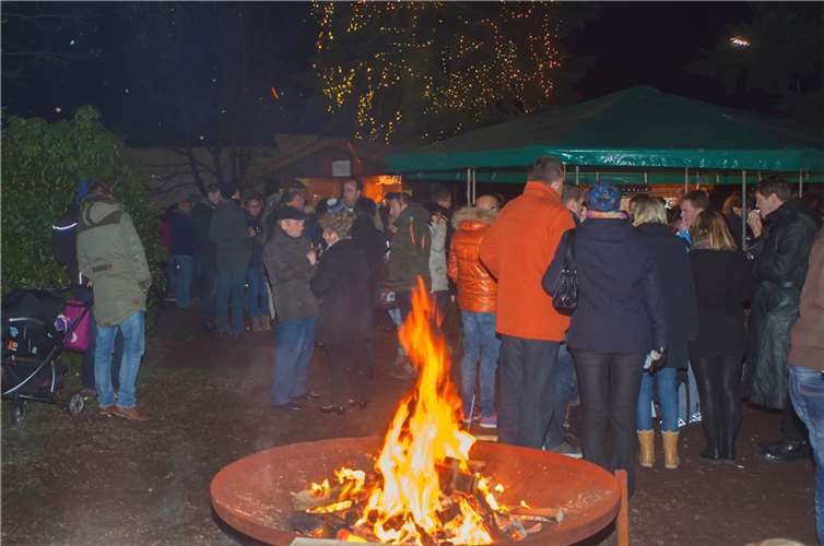 Den ganzen Abend brannte ein wärmendes Feuer. -WT-