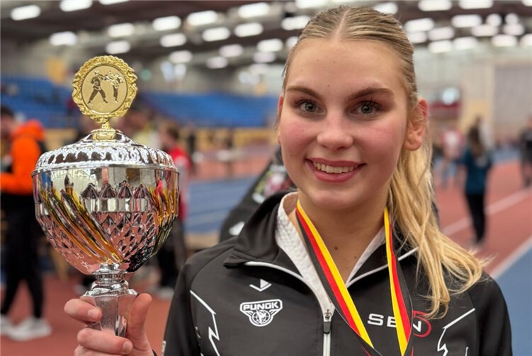 Den glanzvollen Höhepunkt setzte die 17-jährige Ili Hellen: In der Gewichtsklasse U18 -59 kg erkämpfte sie sich nicht nur den Deutschen Meistertitel, sondern damit auch bereits die achte DM-Goldmedaille ihrer außergewöhnlichen Wettkampflaufbahn.Fotos: Sen5 e.V.
