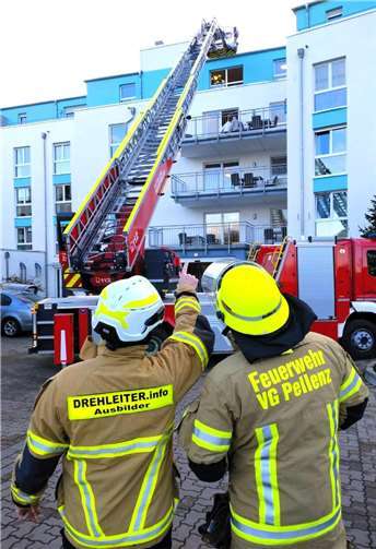 Den größten Teil der Ausbildung verbrachten die Lehrgangsteilnehmer der Pellenzer Feuerwehen mit praktischen Übungen, die an der Seniorenresidenz Pellenz und auf dem ehemaligen RHI-Magnesita-Werksgelände durchgeführt wurden. Foto: Feuerwehr Kruft