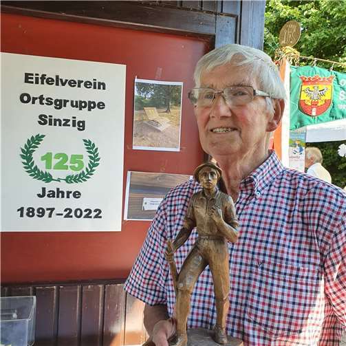 Den hölzernen Wandersmann gab es für das älteste Mitglied, den fast 90-jährigen Alfons Friedsam.