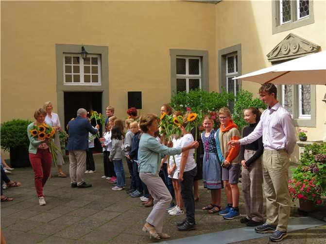 Den jungen Nachwuchskünstlerinnen und -künstlern dankte der Vorsitzende von KuKiWa, Alfred Schneider, in traditioneller Weise mit einer Sonnenblume. Fotos: Privat