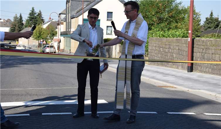Den kirchlichen Segen erhielt die Straße von den Pfarrern Michael Stoer (links) und Norbert Missong (rechts).