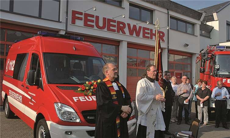 Den kirchlichen Segen für das neue Mehrzwecktransportfahrzeug für die Feuerwehr Polch erteilten Pfarrer Ingo Schrooten (li.) und Vikar Bernhard Wiegand.