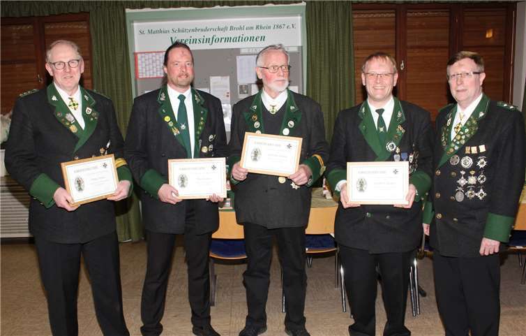 Den langjährigen Bruderschaftsmitgliedern Peter Nonn (40 Jahre), Boris Laux (30 Jahre), Wilhelm Remy (40 Jahre) und Norbert Degen (30 Jahre) gratulierte der stellvertretende Brudermeister Thomas Nonn (v. l.).