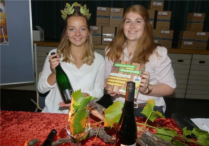 Den leckeren Moselwein und eine „Musikalische Online-Weinprobe“ stellten die beiden Löfer Weinmajestäten vor.