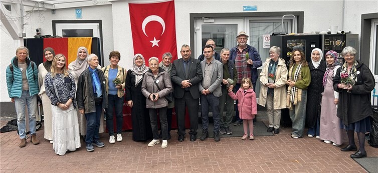 Den letzten Spaziergang am 03.10.2025 nutzte die Gruppe „Omas gegen Rechts“, um am „Tag der offenen Moschee“ die Andernacher Muslime in ihren Räumlichkeiten zu besuchen. Foto: privat