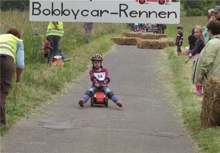 Den mit Strohballen gesicherten Einsfeldweg ging hinunter in Richtung Ziel. AB