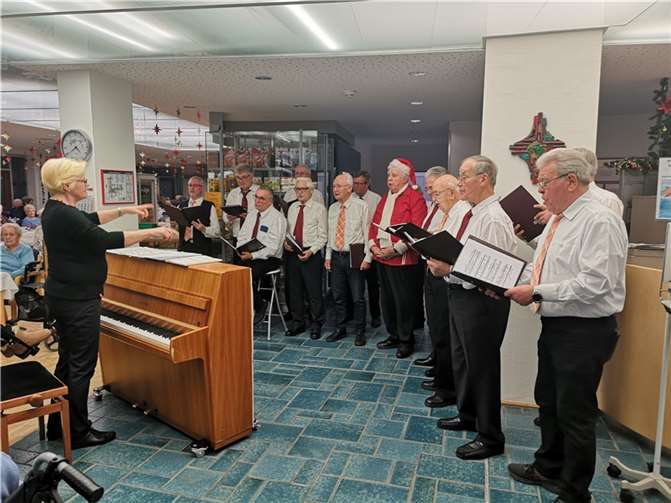Den musikalisch glanzvollen Abschluss bildete der „Männerchor Liederkranz“ unter Leitung von Barbara Butz.  Foto: privat