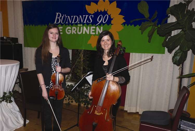 Den musikalischen Rahmen des erfrischend unkonventionellen Abends gestalteten Ethel Florin (li.) und Simona Tauber.