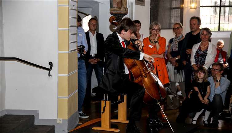 Den musikalischen Rahmen gestaltete Benedict Kloeckner mit seinem Cello.