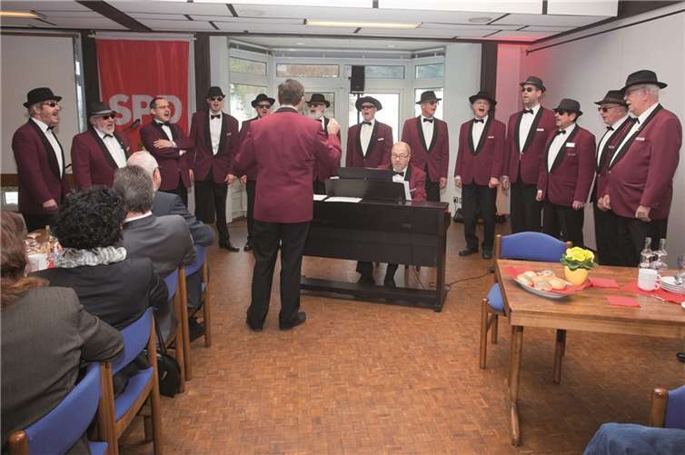 Den musikalischen Rahmen gestalteten in alt bewährter Manier die Romeos. Unter anderem trugen sie das Lied „Kriminaltango“ vor. WT