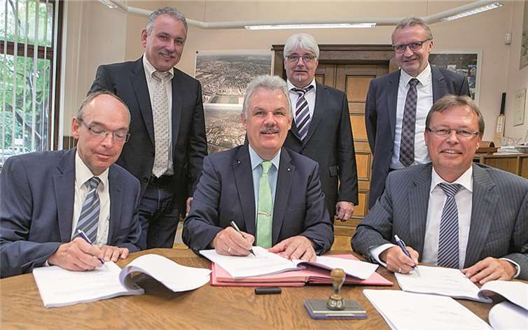 Den neuen Konzessionsvertrag zwischen der Stadt Rheinbach und der Regionalgas Euskirchen unterzeichneten (v.l.) der erste Beigeordnete Dr. Raffael Knauber, Walter Kühn und Bürgermeister Stefan Raetz und der Stadtverwaltung sowie Peter Möltken, Egon Pützer und Christian Metze von der Regionalgas Euskirchen. Jost