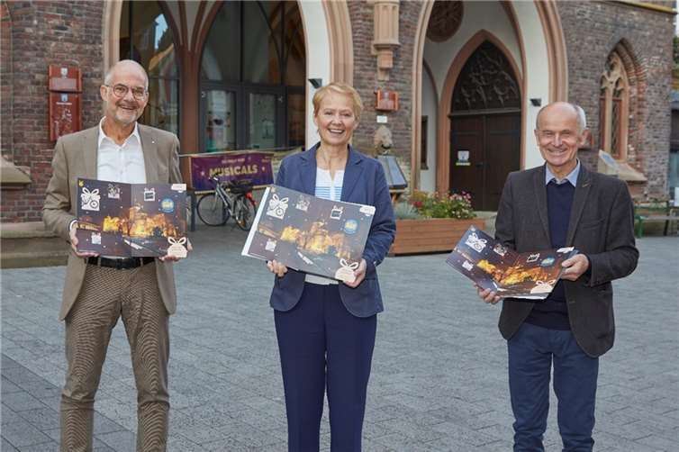 Den neuen Lions Montabaur Adventskalender präsentieren die Stadtbürgermeisterin Gabriele Wieland, der Citymanager Josef Schüller und der Präsident des Lions-Clubs Montabaur Mons-Tabor Martin Horoba. Foto: Olaf Nitz