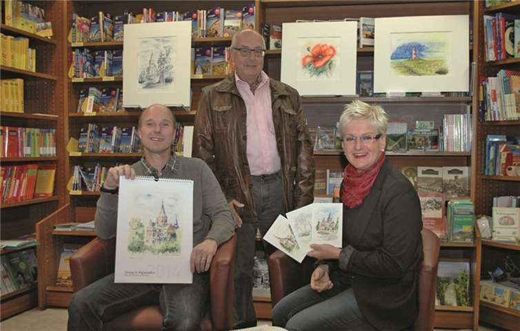 Den neuen Sinziger Kalender präsentiert von links: Thomas Zimmermann, Künstler Franz-Peter Zimmermann und Claudia Flück. BL