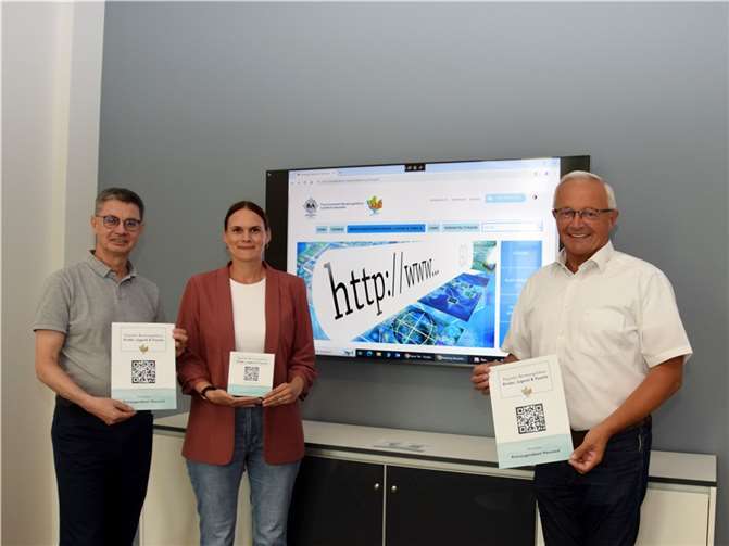 Den neuentwickelten digitalen Beratungsführer des Kreisjugendamtes präsentierten Landrat Achim Hallerbach, Netzwerkoordinatorin Laura Rockenfeller und Jürgen Ulrich, Leiter der Abteilung Jugend und Familie der Kreisverwaltung, jetzt gemeinsam.  Foto: Silke Läufer-Hermann / Kreisverwaltung Neuwied