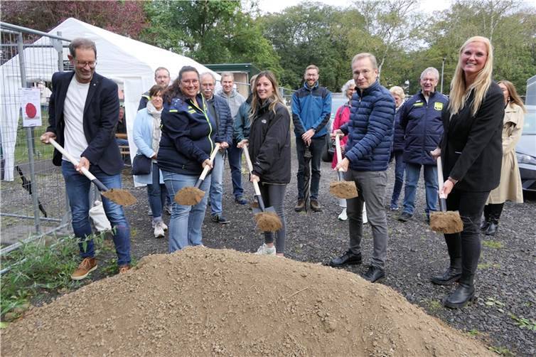 Den obligatorischen symbolischen Spatenstich für das neue Vereinsheim des MGC Bad Bodendorf absolvierte Bürgermeister Andreas Geron (vorne 2.v.r.) gemeinsam mit dem Bad Bodendorfer Ortsvorsteher Jürgen Werf, der Vereinsvorsitzenden Nicole Hansen, Anna Strolz vom Architekturbüro Schneiderarchitektur und Nadine Baumann von der GEWI (v.l.).  Foto: Vollrath