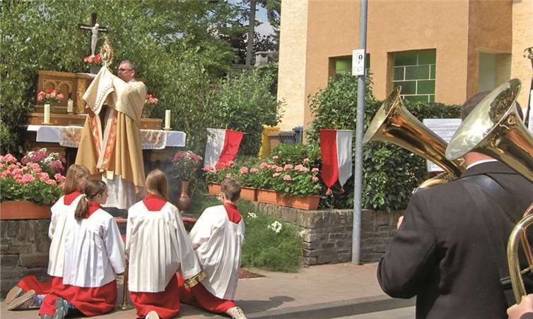 Den pastoralen Segen gab es an zwei schön geschmückten Altären. Hier: an der Ecke Backesgasse - Eifelstraße. FA