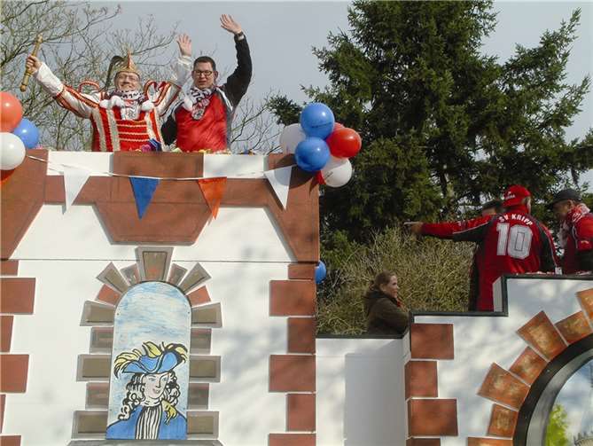 Den prächtigen Schluss bildete der fantastischen Wagen von Prinz Holly I. Achenbach, Hofmarschall Axel Blumenstein und Säckelmeister Ralf „Quick“ Mostert.