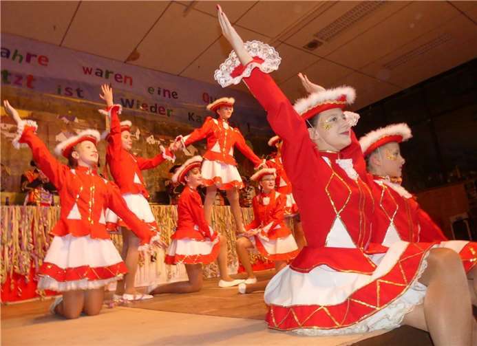 Den rot-weiße Funkenzauber auf der Hambucher Narrenbühne konnte man bei tollen Tanzdarbietungen gleich von vier Garden genießen. Fotos: TE