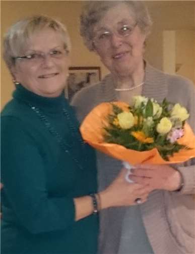 Den scheidenden Ortsfrauen wurde mit einem Blumenstrauß gedankt. privat