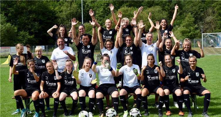 Den sieben Spielerinnen des alten Kaders wurden dreizehn Neuzugänge hinzugefügt.  SV Rengsdorf