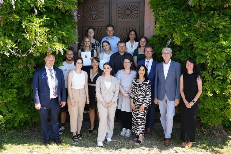 Den städtischen Auszubildenden, dual Studierenden und Anerkennungspraktikanten galten herzliche Glückwünsche zum Abschluss von Ausbildung oder Studium.