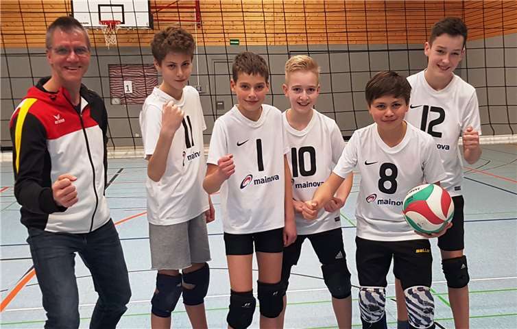 Den starken Gegner SG Südpfalz haben sie mit Kampfgeist besiegt: Große Freude bei der U 14 nach dem Einzug ins Finale und der Quali für die Südwestdeutschen Meisterschaften, v.l.: Trainer Klaus Dennebaum, Pablo Ferdinand, Finn Cieslack, Matthias Dennebaum, Max Ollenborger, Simon Trefflich.Foto: privat