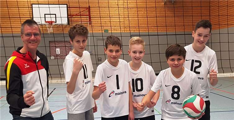 Den starken Gegner SG Südpfalz hat die U14 mit Kampfgeist besiegt: Große Freude nach dem Einzug ins Finale und der Quali für die Südwestdeutschen Meisterschaften (v.l.n.r.) Trainer Klaus Dennebaum, Pablo Ferdinand, Finn Cieslack, Matthias Dennebaum, Max Ollenborger, Simon Trefflich. Foto: privat