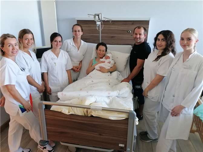 Den stolzen Eltern Teute und Visar Bekteshi gratulierten Schwester Julia Pauss, die Hebammen Aileen Clemens und Kerstin Stein, Dr. Hanna Hummel, Dr. Oula Hamod und die Medizinstudentin Carolin Ludwig zur Jubiläumsgeburt (von links).  Foto: Marienhaus GmbH