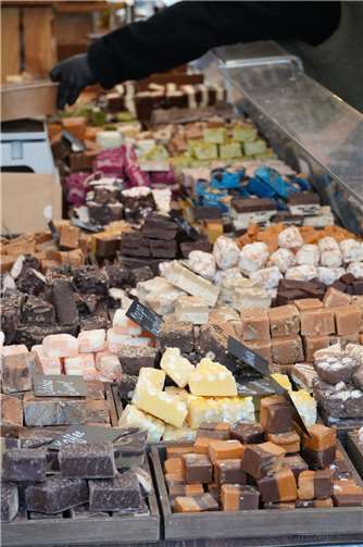 Verkaufsoffener Sonntag mit Currywurst und Schokolade Den süßen Verführungen und Verlockungen von „ChocolART hielt“ niemand stand.