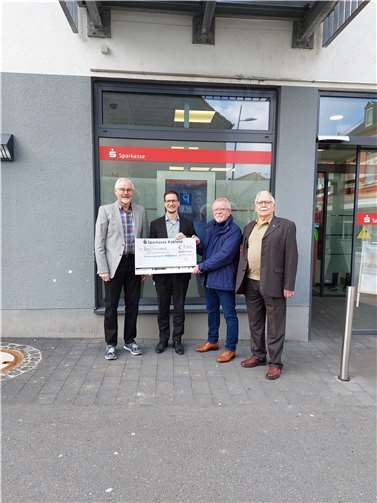 Den (symbolischen) Scheck über den Zuwendungsbetrag nahmen die Mitglieder des Stiftungsvorstands, Horst Nikenich (2.v.r.), Edgar Becht (li.) und Dieter Schuth (re.) vom Leiter der Geschäftsstelle der Sparkasse in Weißenthurm, Thorsten Escher, mit einem herzlichen Dank entgegen. Foto: privat