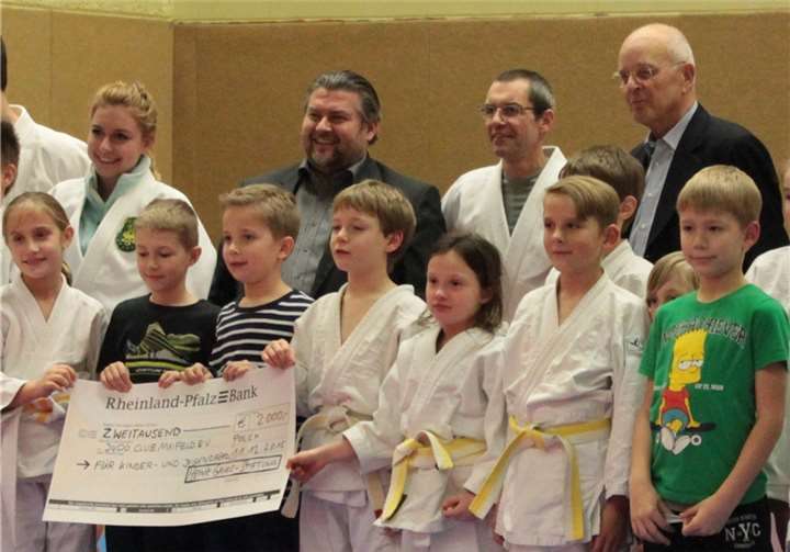 Den symbolischen Spendenscheck über 2.000.-€ übergaben die Stiftungsratmitglieder Peter Gries und Georg Grabkowsky persönlich während des Vereinstrainings an die Judoka des Judo Club Maifeld e.V.JC Maifeld