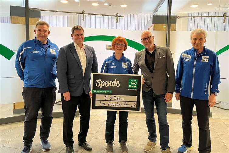 Den symbolischen Spendenscheck überreichten Michael Zehe, Vertriebsleiter Finanzierung der PSD Bank Koblenz (2. von rechts), und Sascha Ernst, Leiter Marketing und Vertriebsmanagement (2. von links). Über die Spende freuten sich Anita Massion (3. von rechts), 1. Vorsitzende der LG Laacher See e. V., Michael Ringel, zuständig für das Sponsoring des Vereins (1. Von links) sowie Klaus Jahnz (ganz rechts). Foto: PSD Bank Koblenz eG