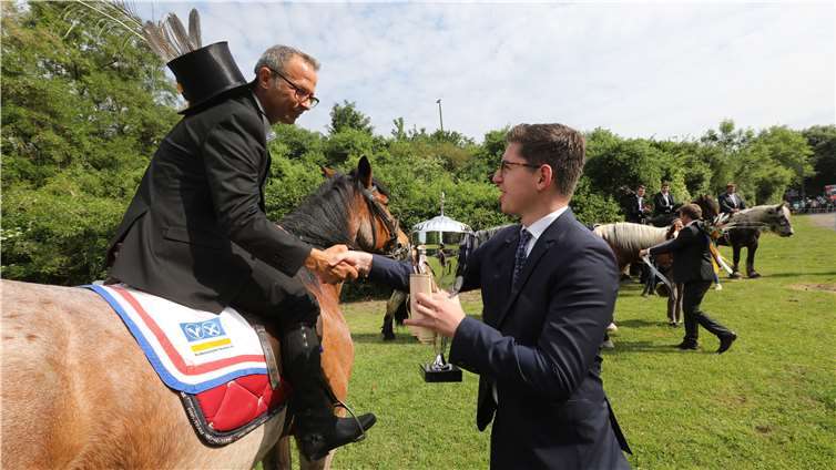 Den traditionellen Siegerpokal aus dem Fürstenhausüberreichte Maximilian Fürst zu Wied dem Gewinner Charly Kast.