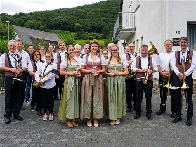 Den traditionellen Umzug durch Alkenbegleiteten die Musiker der „Mosella Oberfell“. Fotos: EP