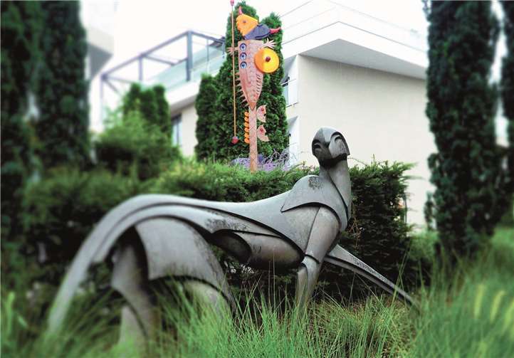 Künstlerisch hochkarätiges Projekt der Anne-Ehl-Stiftung lädt zum Verweilen ein Den von dem weltberühmten Künstler Keith Calder aus Cradock, South Africa, in vollendeter Eleganz und Ästhetik in Bronze geschaffenen Gebhard „Cheetah“ erwarb Bernhard Ehl von der Nelson Mandela Fine Art Galerie Johannesburg.