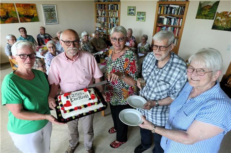 Den von der Rodenbacherin Laura Schmitz entworfenen „Geburtstagkuchen“ in den Händen (v.l.): Renate Berg, Gerhard Häntze, Ingelore Häntze, Karl-Heinz und Karin Anhäuser.  Foto: Jörg Niebergall