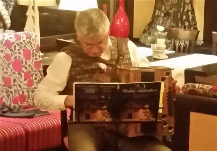 Den vorweihnachtlichen Teil des Abends leitete Klaus Brachtendorf mit seiner Steirischen-Harmonika ein.