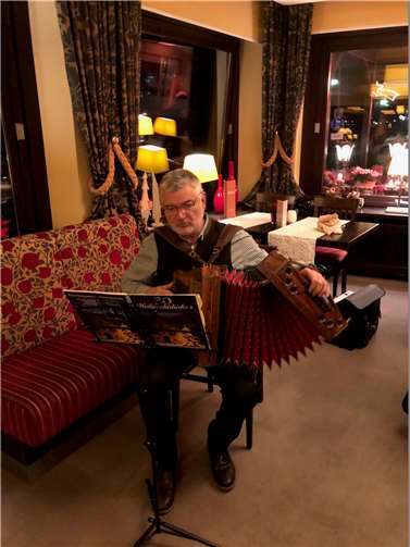 Den vorweihnachtlichen Teil des Abends leitete Klaus Brachtendorf mit seiner Steirischen-Harmonika ein.