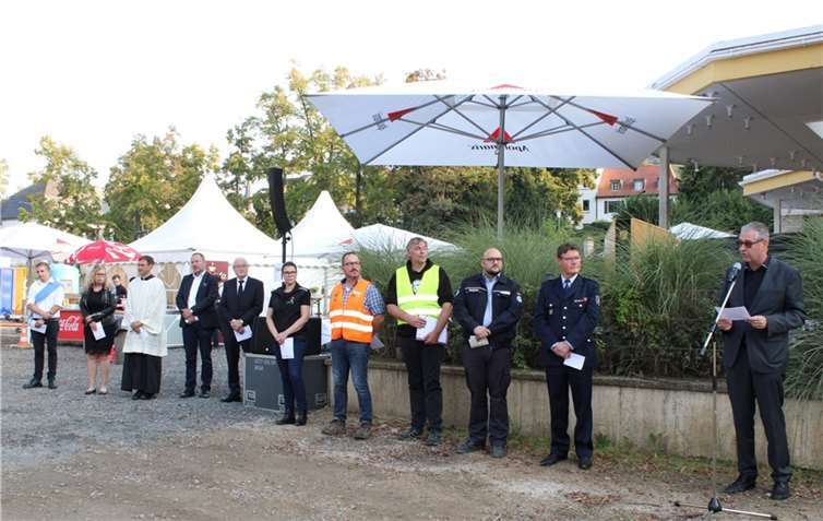 Den zahllosen Helfern dankten stellvertretend, von rechts Peter Diewald (erster Beigeordneter Stadt Bad Neuenahr-Ahrweiler), Richard Lindner (Löschzugführer Bad Neuenahr), Christian Niemeyer (stellv. Ortsbeauftragter THW Ortsverband Ahrweiler), Wilhelm Hartmann (Organisationsteam Spontanhelfer), Jürgen Gehring (Helfer-Shuttle), Barbara Krutzsch (Stadtverwaltung Bad Neuenahr-Ahrweiler), Klaus Kniel (Ortsvorsteher Heppingen), Jan Deuster (Stadtwerke Andernach), Jörg Meyrer (Pfarreiengemeinschaft Bad Neuenahr-Ahrweiler), Christiane Thul-Steinheuer (private Initiative Versorgung) und Tim Sulewski (Junggesellenverein Heimersheim).